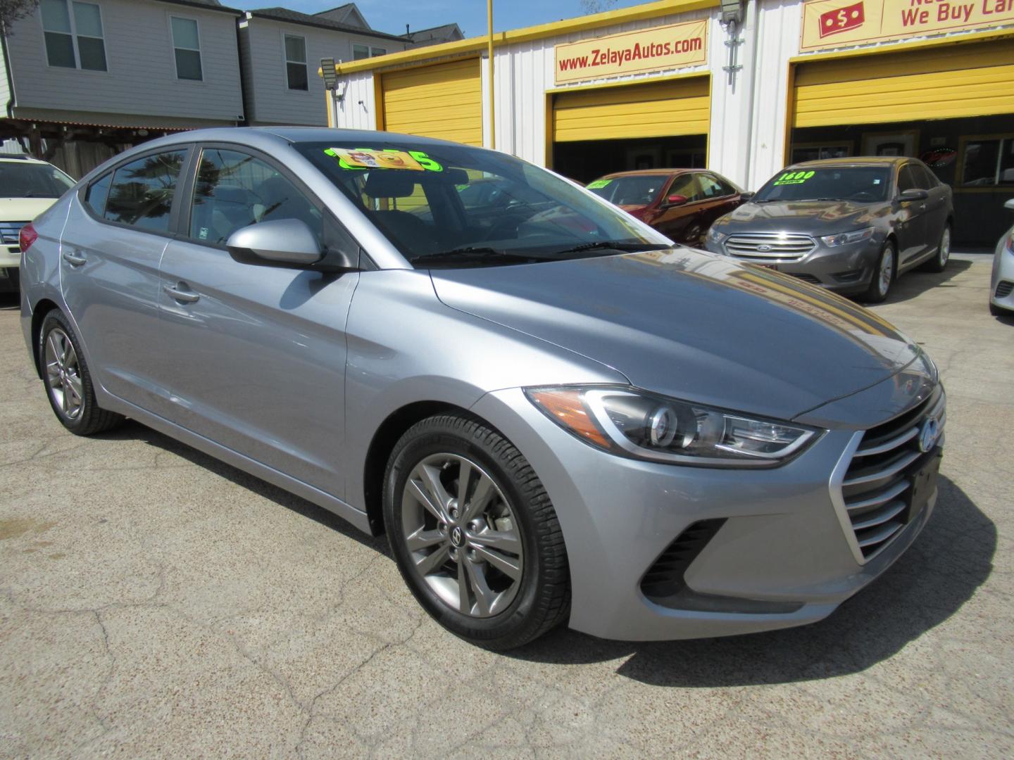 2017 Gray /Gray Hyundai Elantra Limited (5NPD84LF0HH) with an 1.8L L4 DOHC 16V engine, 6A transmission, located at 1511 North Shepherd Dr., Houston, TX, 77008, (281) 657-1221, 29.798361, -95.412560 - 2017 HYUNDAI ELANTRA SE/VALUE/LIMITED VIN: 5NPD84LF0HH003268 5 N P D 8 4 L F 0 H H 0 0 3 2 6 8 SEDAN 4 DR 2.0L I4 F DOHC 16V GASOLINE FRONT WHEEL DRIVE - Photo#9